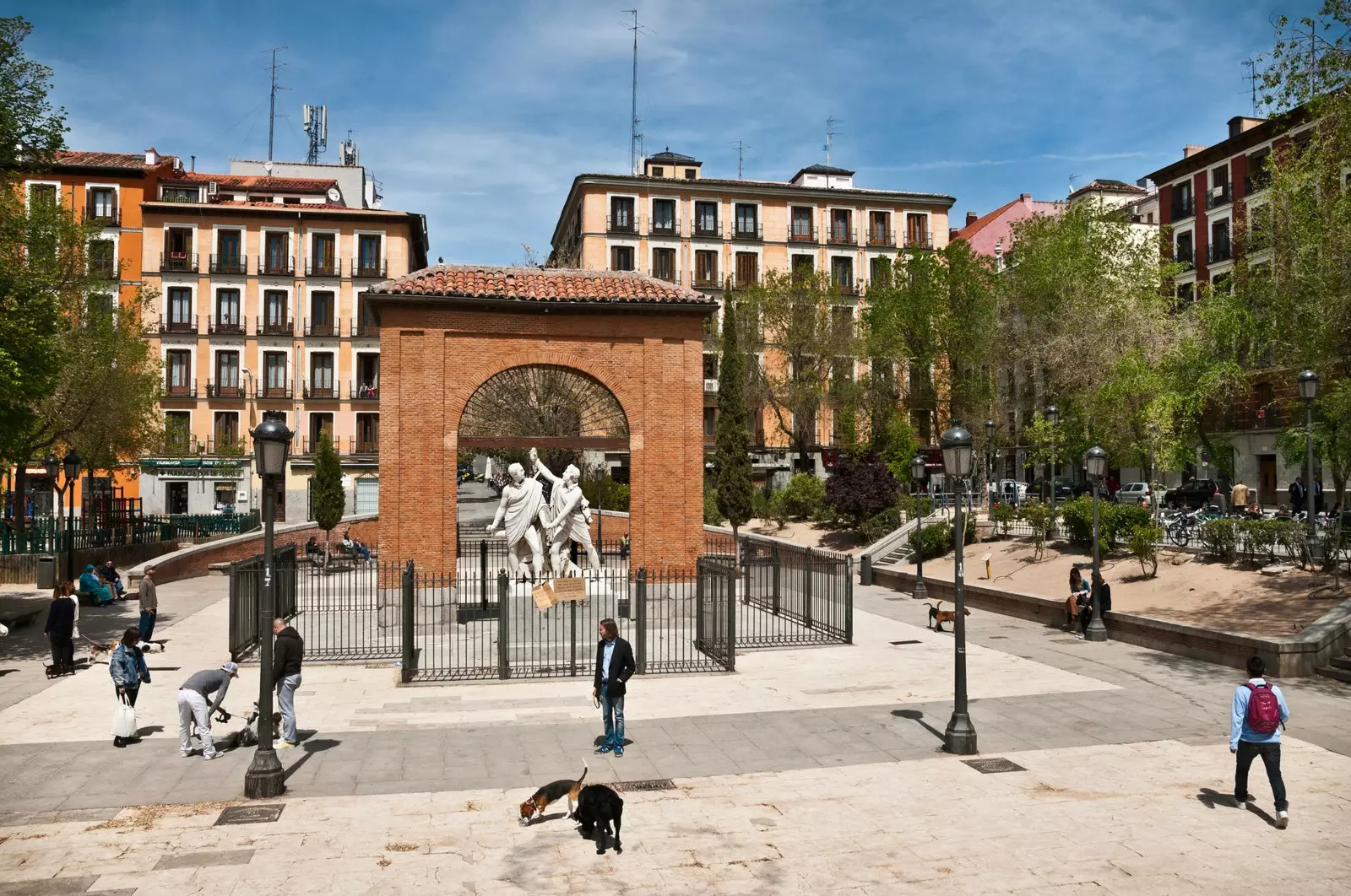 Plaza del Dos de Mayo būs apkārtnes bāri, koncerti un kultūras pasākumi.