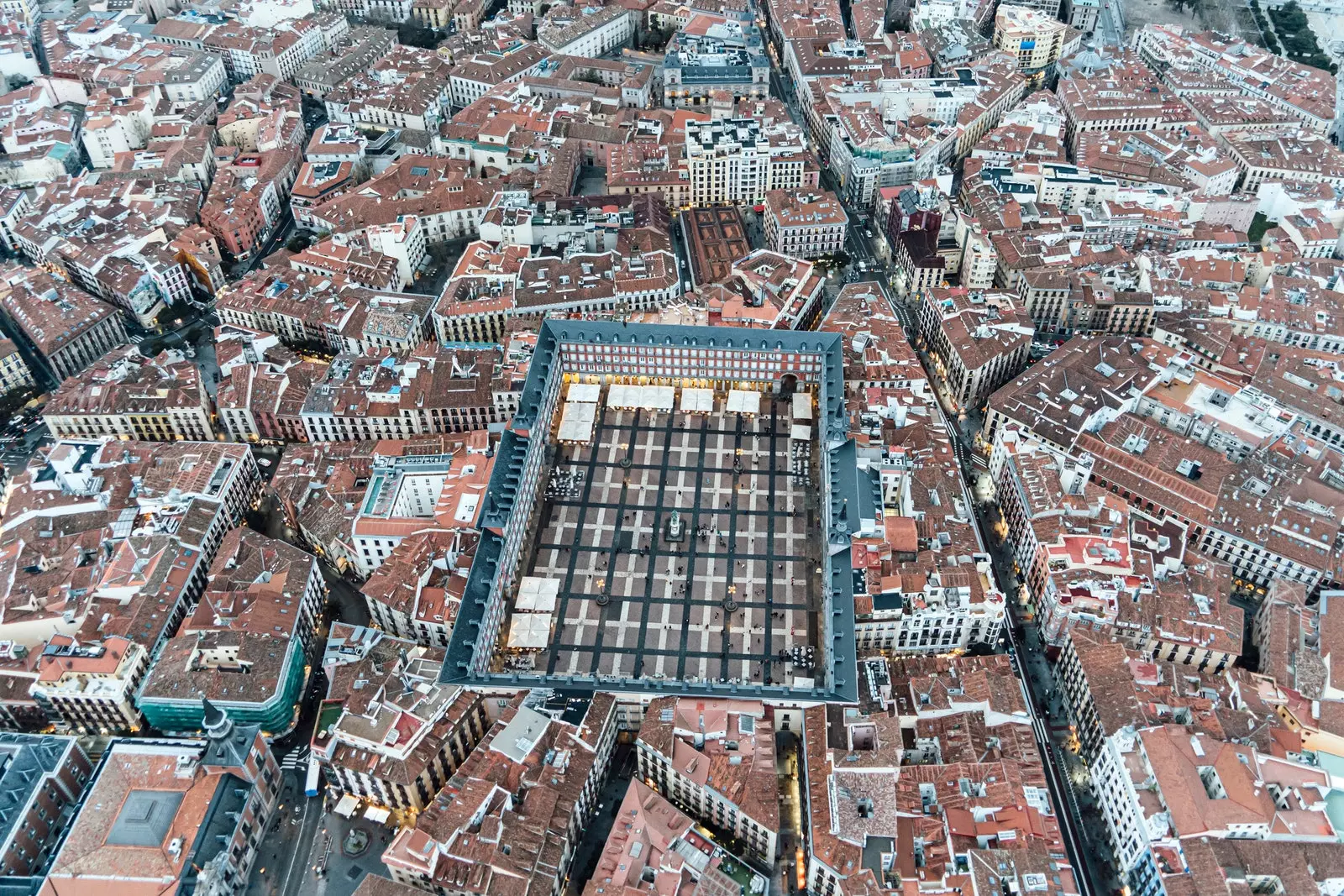 Letecký snímek náměstí Plaza Mayor v Madridu