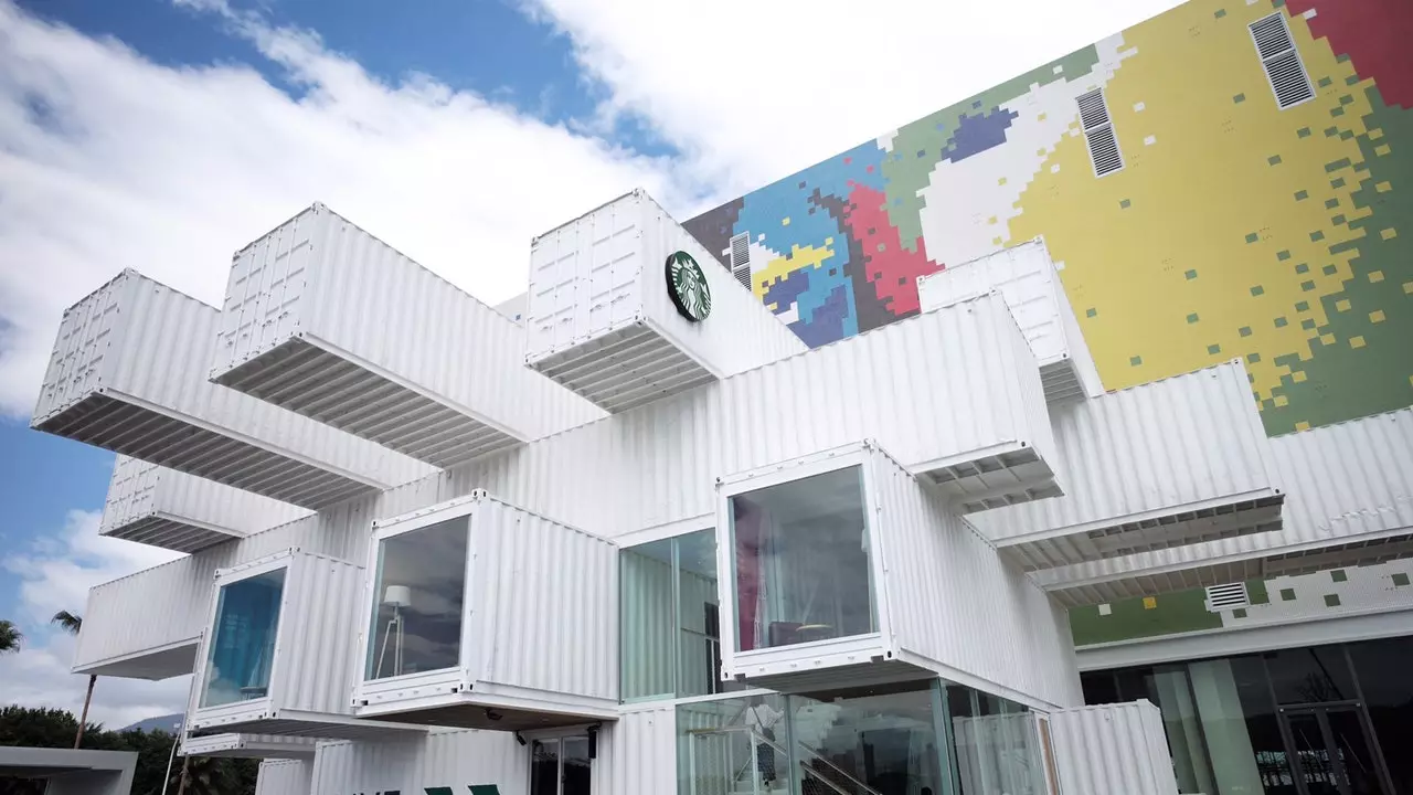 Starbucks ini dibina daripada bekas penghantaran kitar semula dan menghadap ke banjaran gunung