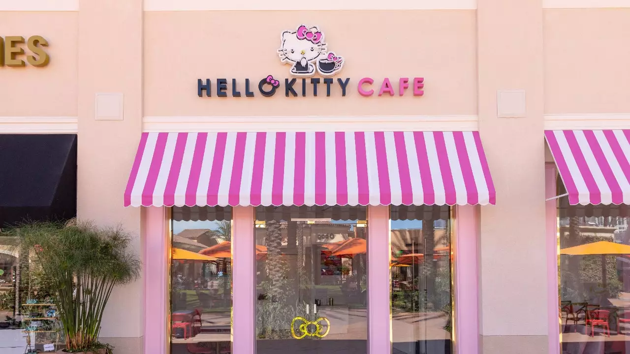 Hello Kitty Grand Cafe nolaižas Kalifornijā, un mēs mirstam no kaķu mīlestības.