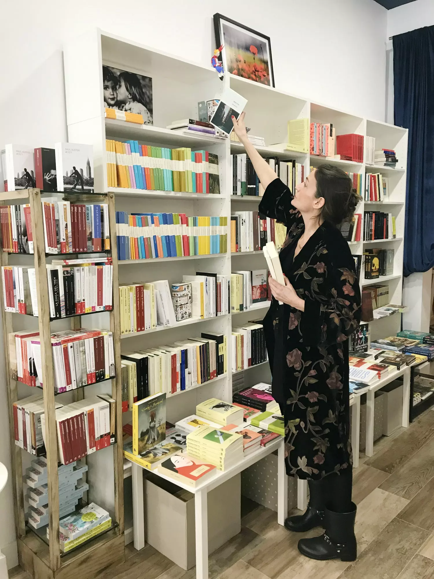 A escritora Laura Rin leu todos e cada um dos livros que vende no Poppies em outubro.