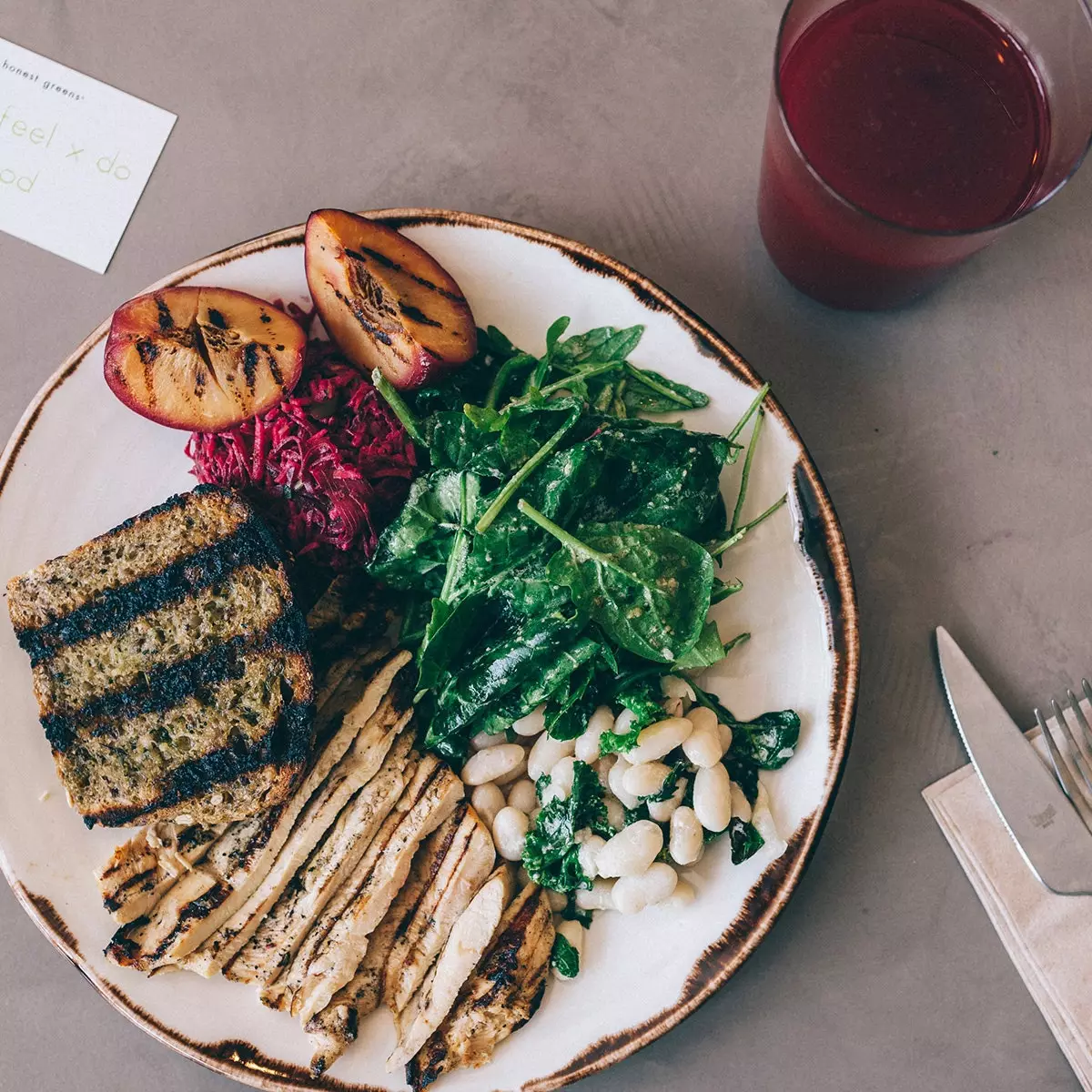 Marinierte Hähnchenbrust mit hausgemachter Chipotle-Sauce bei Honest Greens