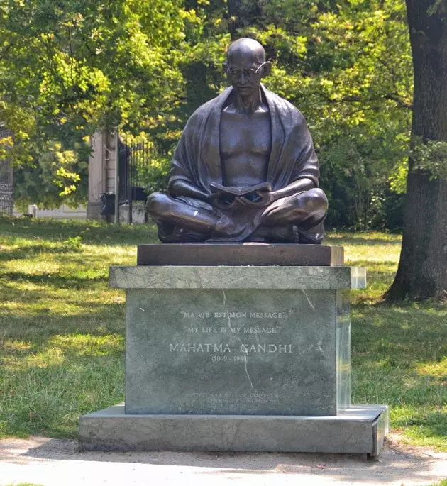 Gandhi statue ved indgangen til hovedkvarteret