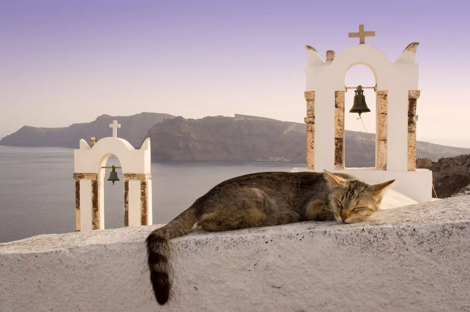 Kun je je voorstellen dat je vanaf het terras van een van de Santorini-huizen naar de zonsondergang kijkt?