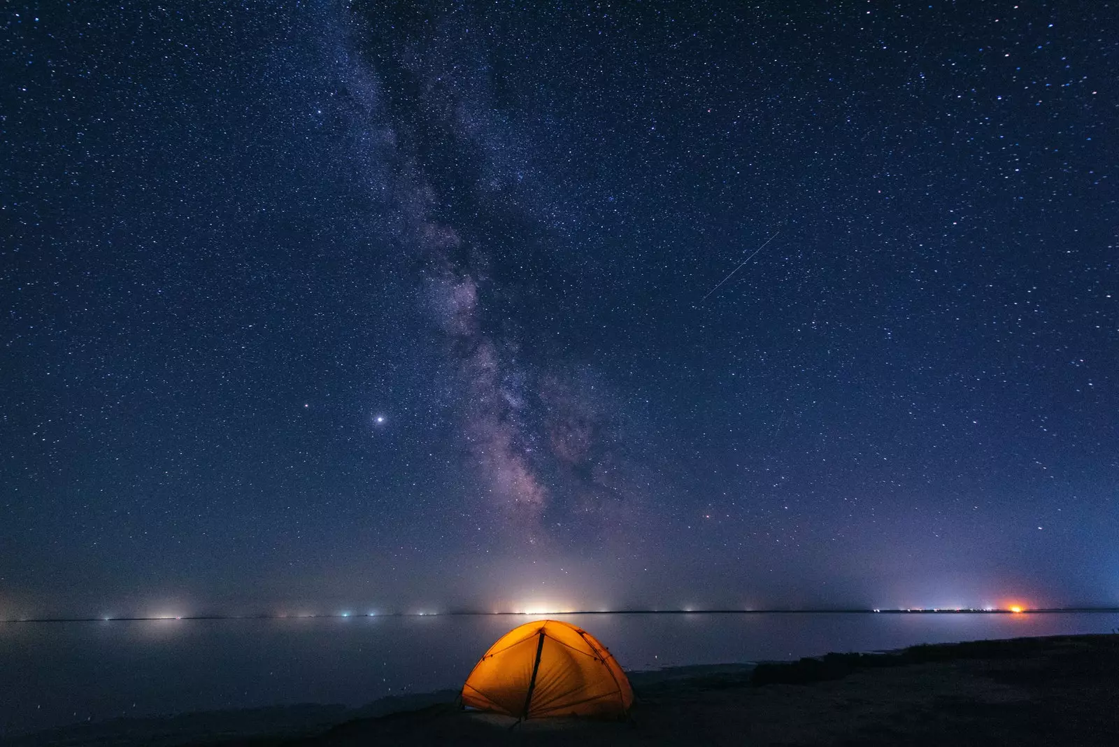 Nachtlandschap op het meer van Syvash, Oekraïne