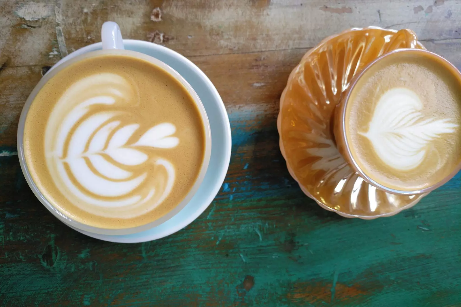 Mit Liebe zubereitete Kaffees mit Latte Art