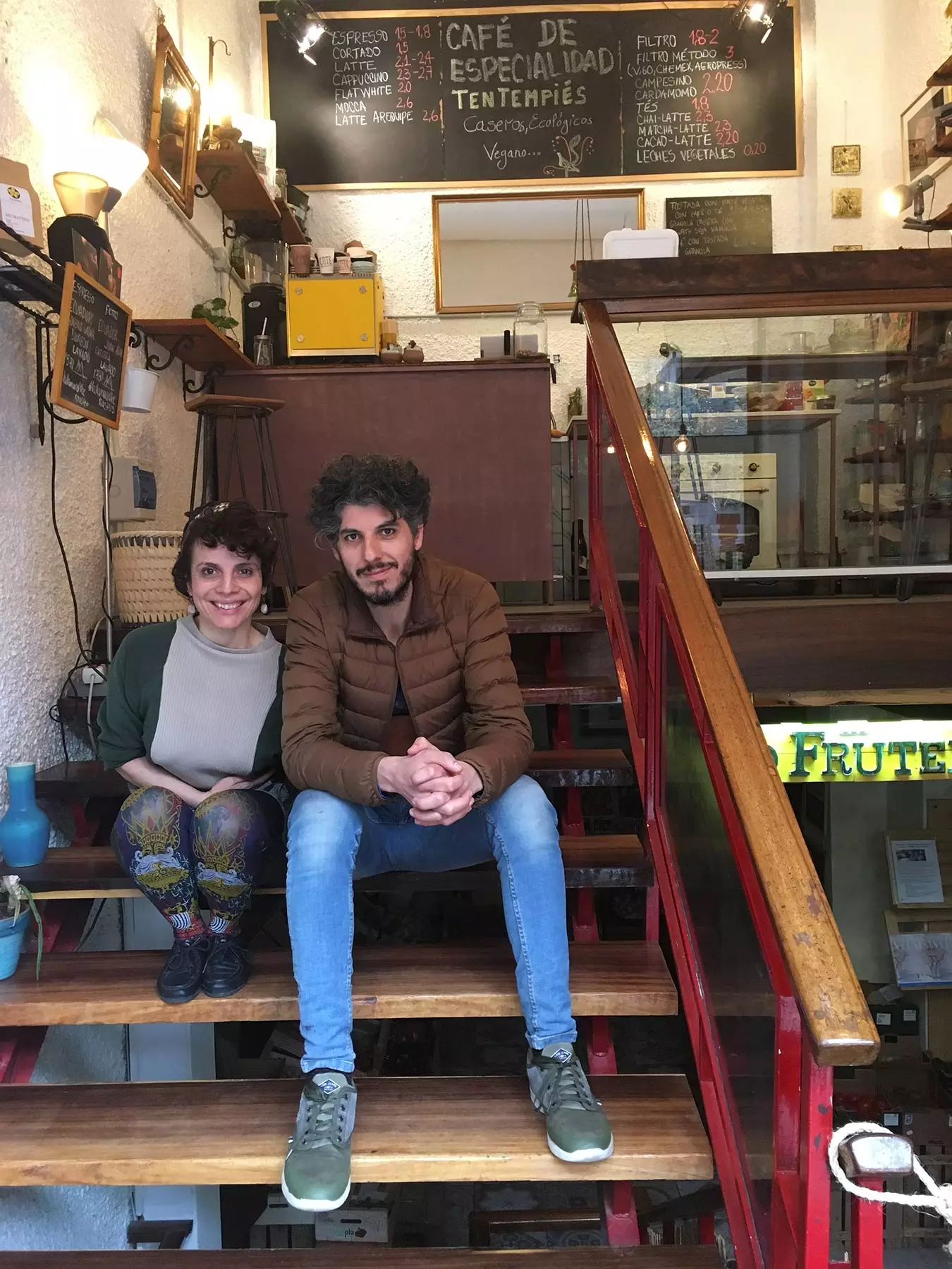 Laura et César dans les escaliers du Cot Café