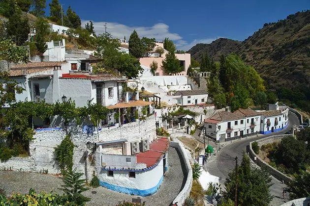 In Sacromonte, everyday life is touched with the fingers when zigzagging through the ravines