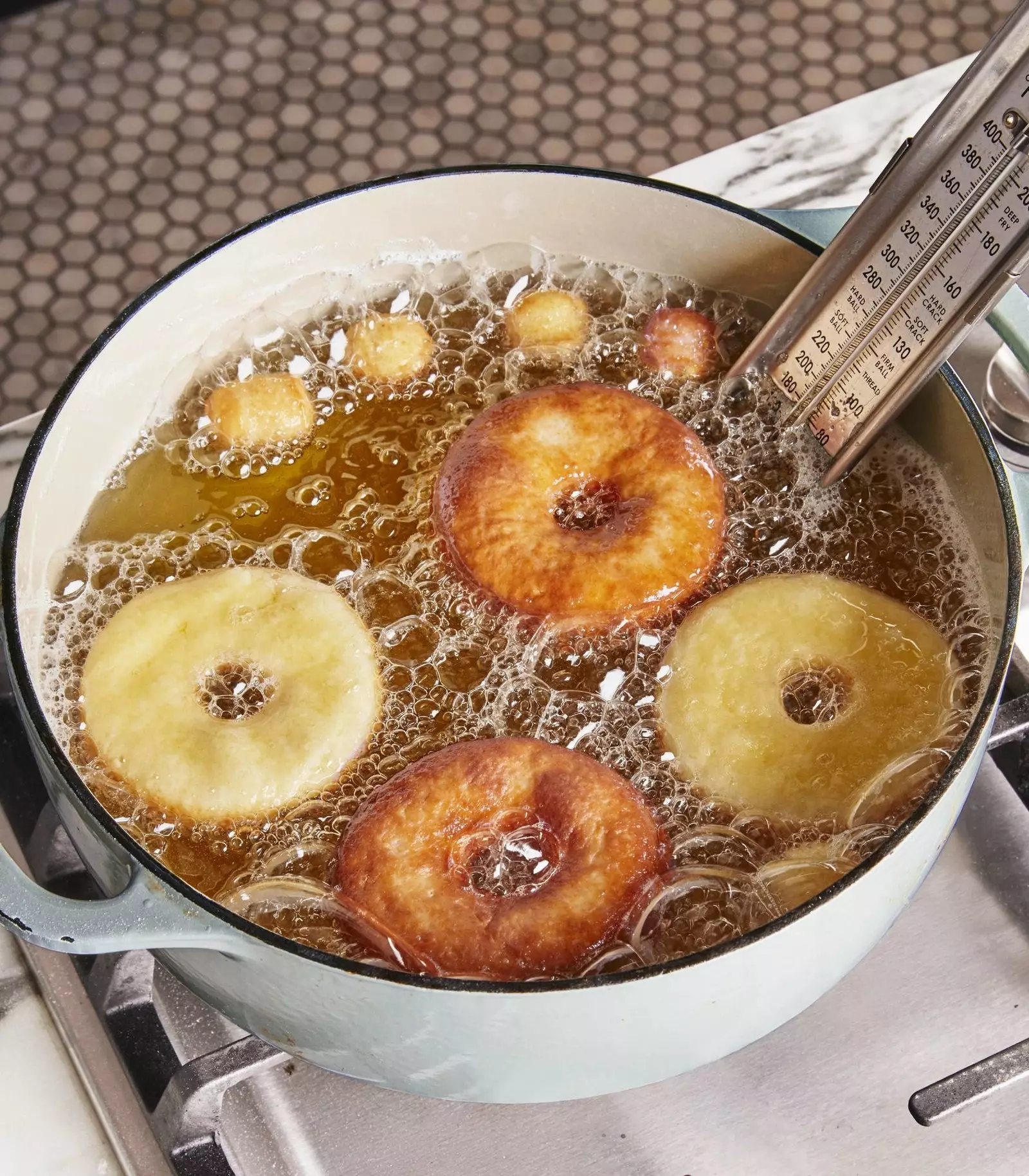 Pass auf die Löcher in den Donuts auf, sie werden früher fertig gebacken.