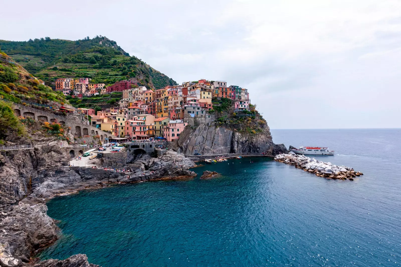 Lover's Lane သည် Riomaggiore နှင့် Manarola မြို့များကို ဆက်သွယ်ပေးသည်။