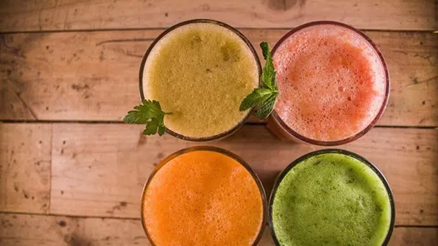 Smoothies dhe lëngje natyrale për t'i mbijetuar vapës në Madrid