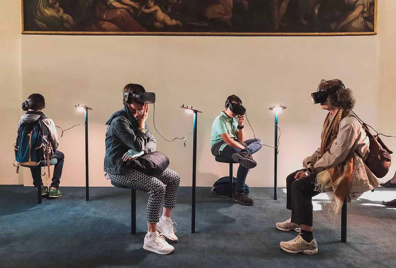 Leit mat virtueller Realitéit VR Brëller an engem Musée