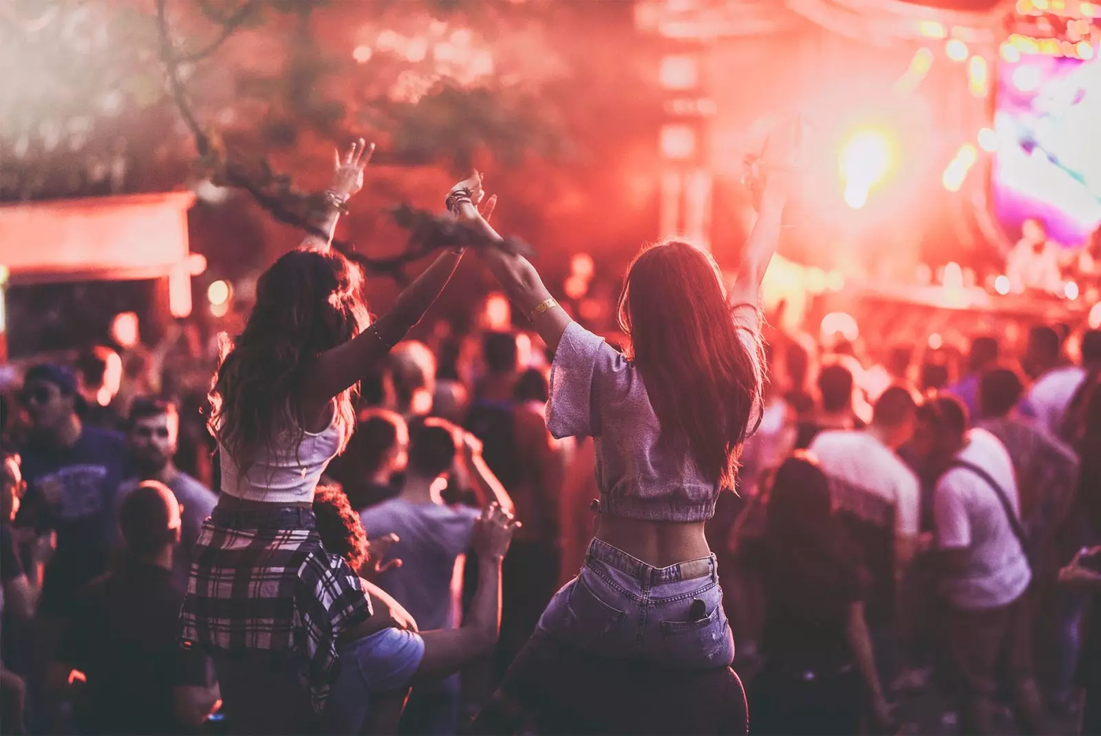 girls dancing in concert