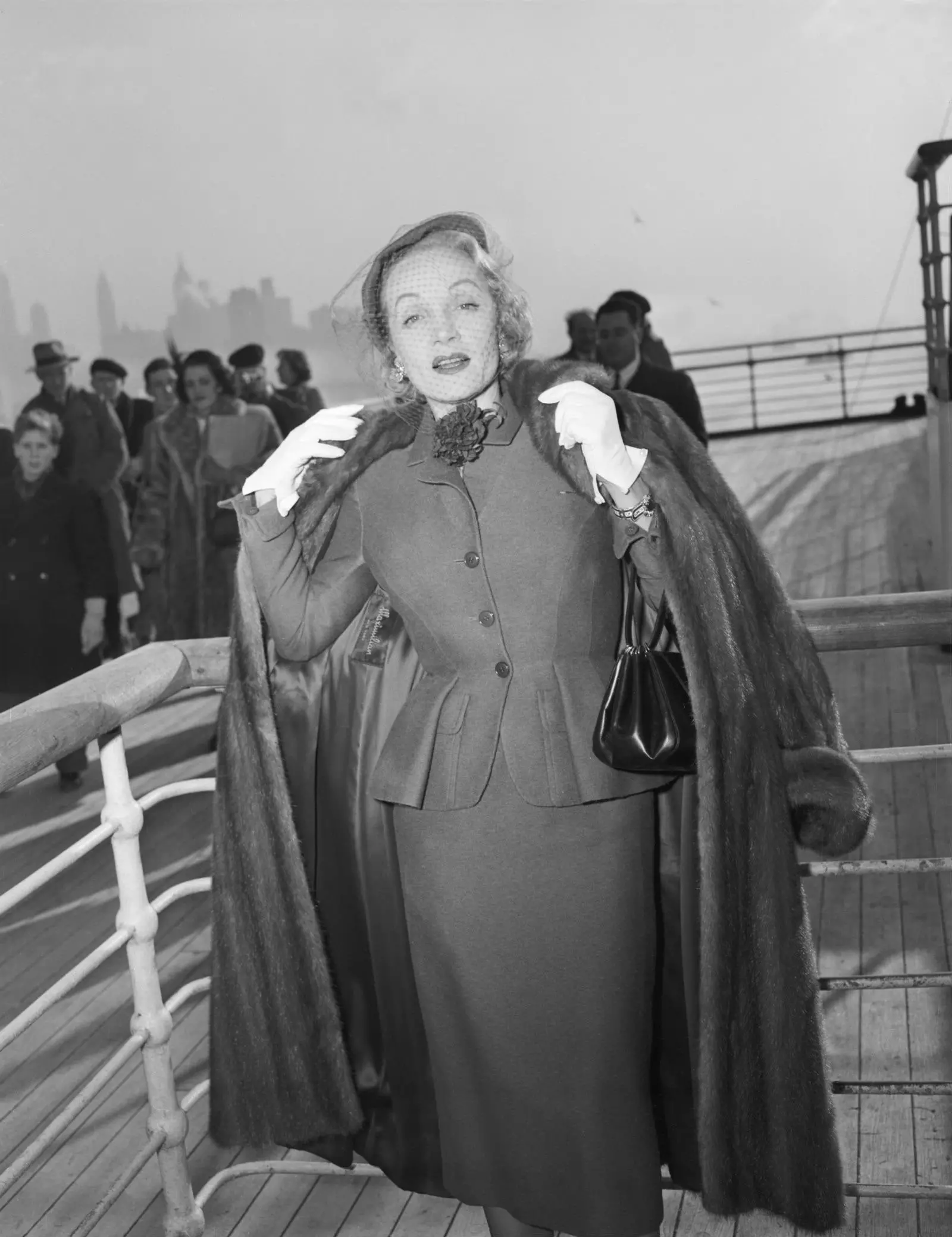 Marlen Dietrich po príchode do New Yorku na lodi Queen Mary.