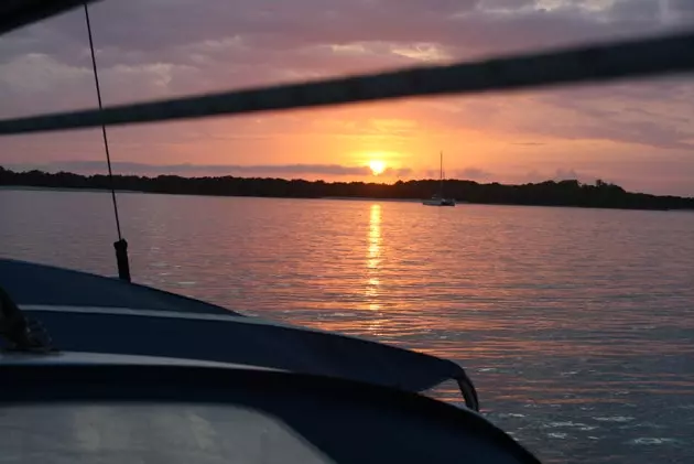 Matahari terbenam yang sempurna dari perahu Anda