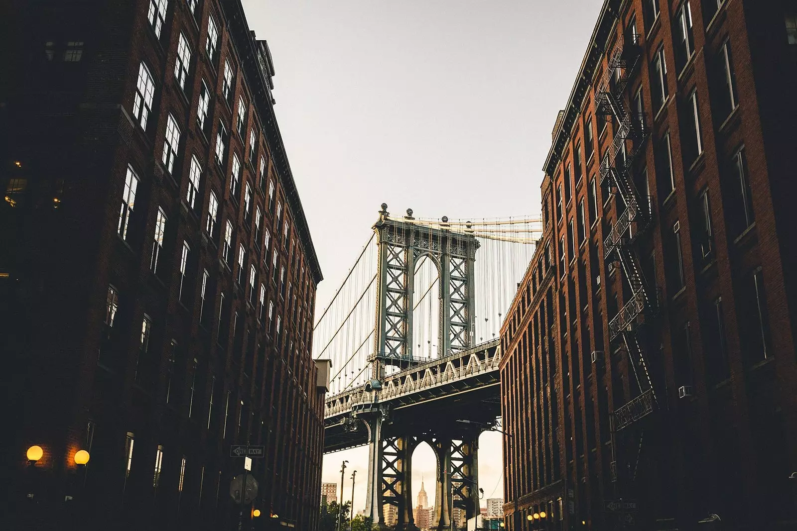 E méi traditionelle Souvenir? Eng Brooklyn Bridge Keychain?