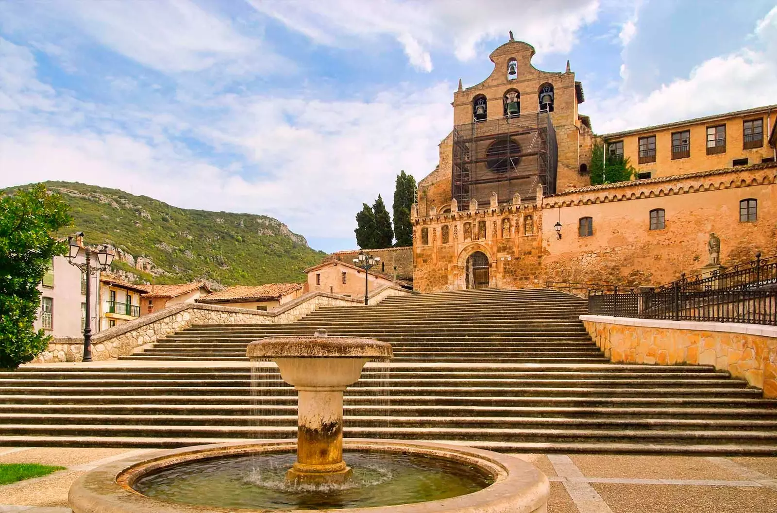 Manastiri i San Salvadorit në Oña është mbresëlënës