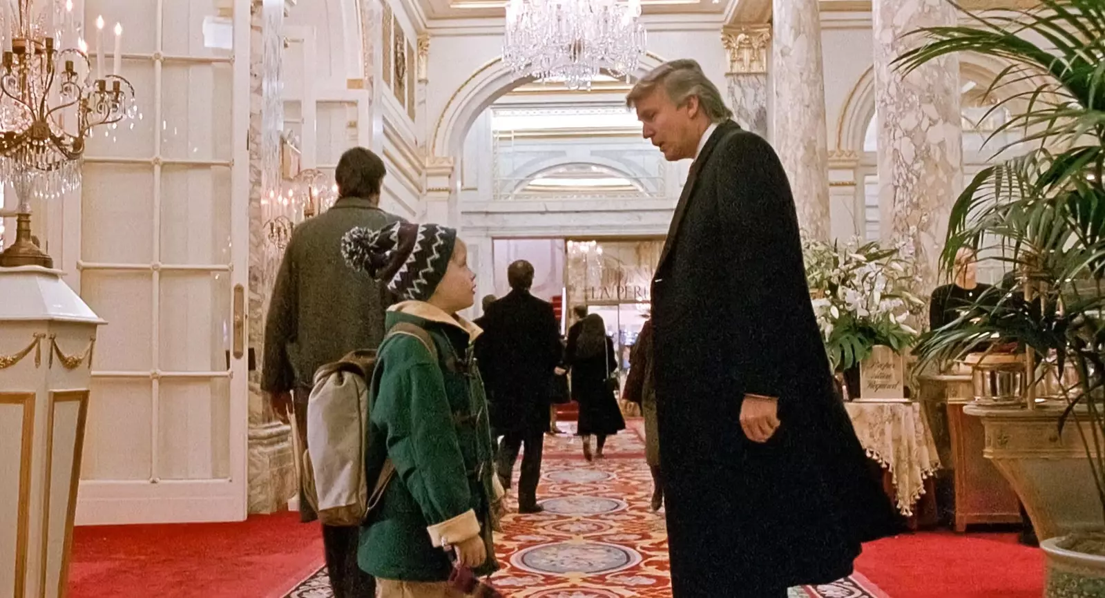 Cameo Donalda Trumpa ve filmu Sám doma