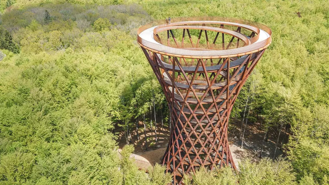 Menara yang menakjubkan untuk merenung hutan di Denmark