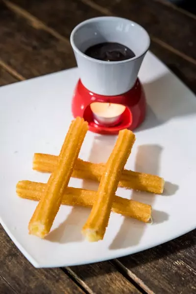 Šokoladinis trompe l'oeil su churros