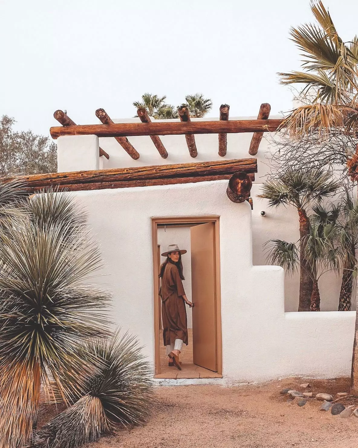 Sara Combs fra The Joshua Tree House ved indgangen til Posada