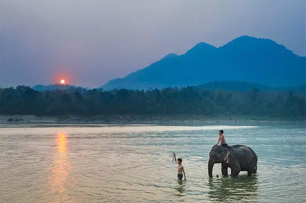 Laos jednoduchý život a kontakt se zemí