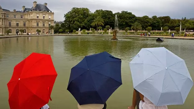 De leschte Regenschirmreparatur zu Paräis