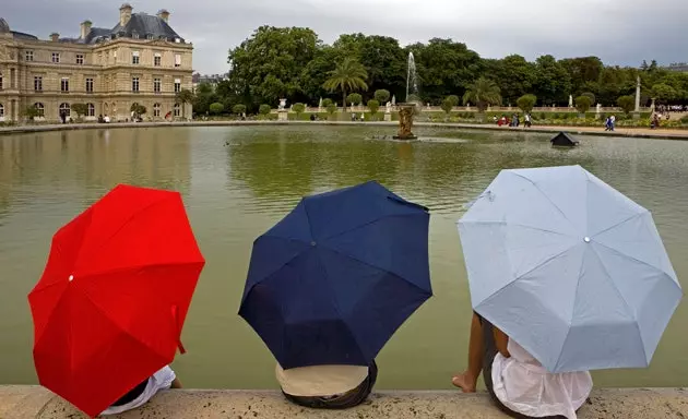 Poletni dež v Jardin du Luxembourg pred pariškim senatom