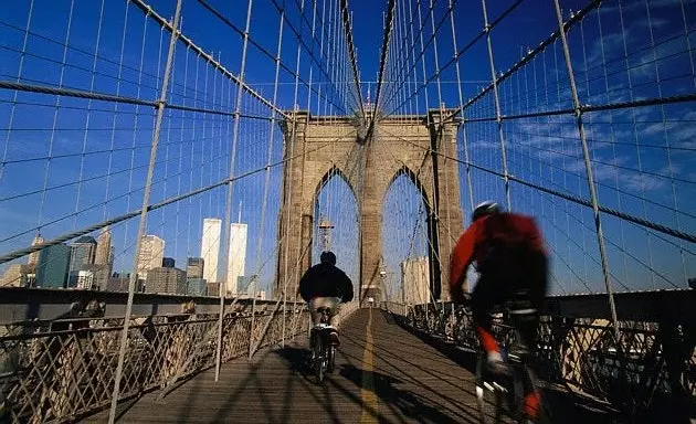 Brooklyn Köprüsü'ndeki bisikletçiler