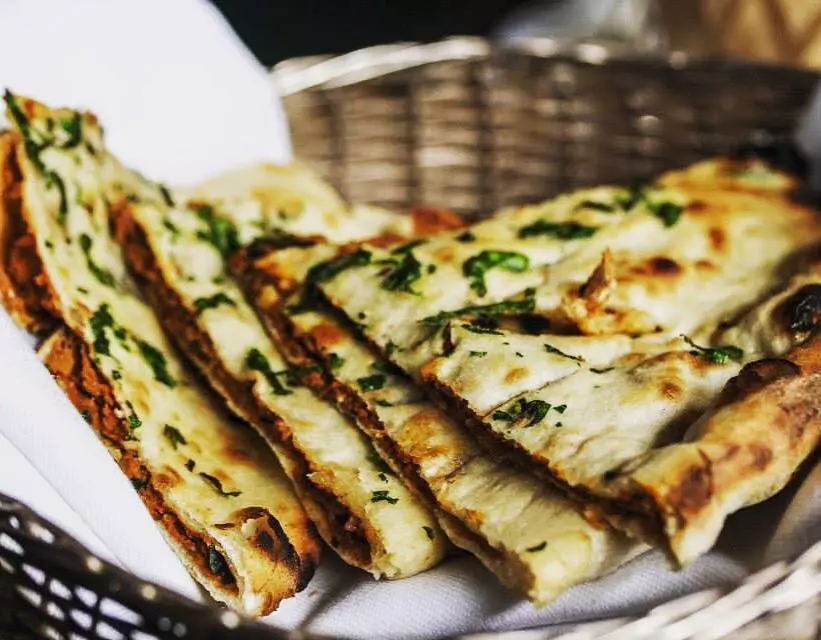 Venison Keema Naan მსახურობდა კიტრი Cumin Raita-სთან ერთად