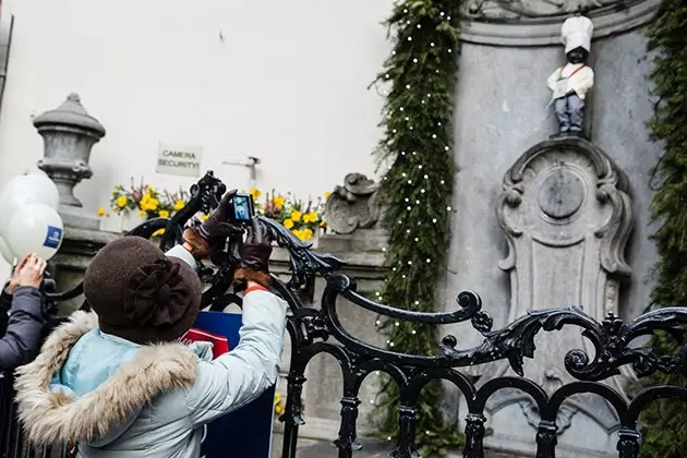 Manneken Pis fotosuratchilar to'dasini kuzatib boradi