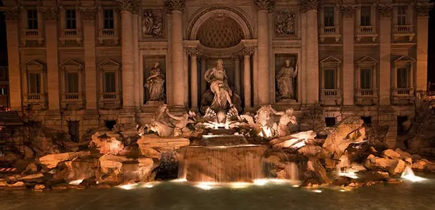 Den Trevi Fountain an déi onméiglech Foreshortenings