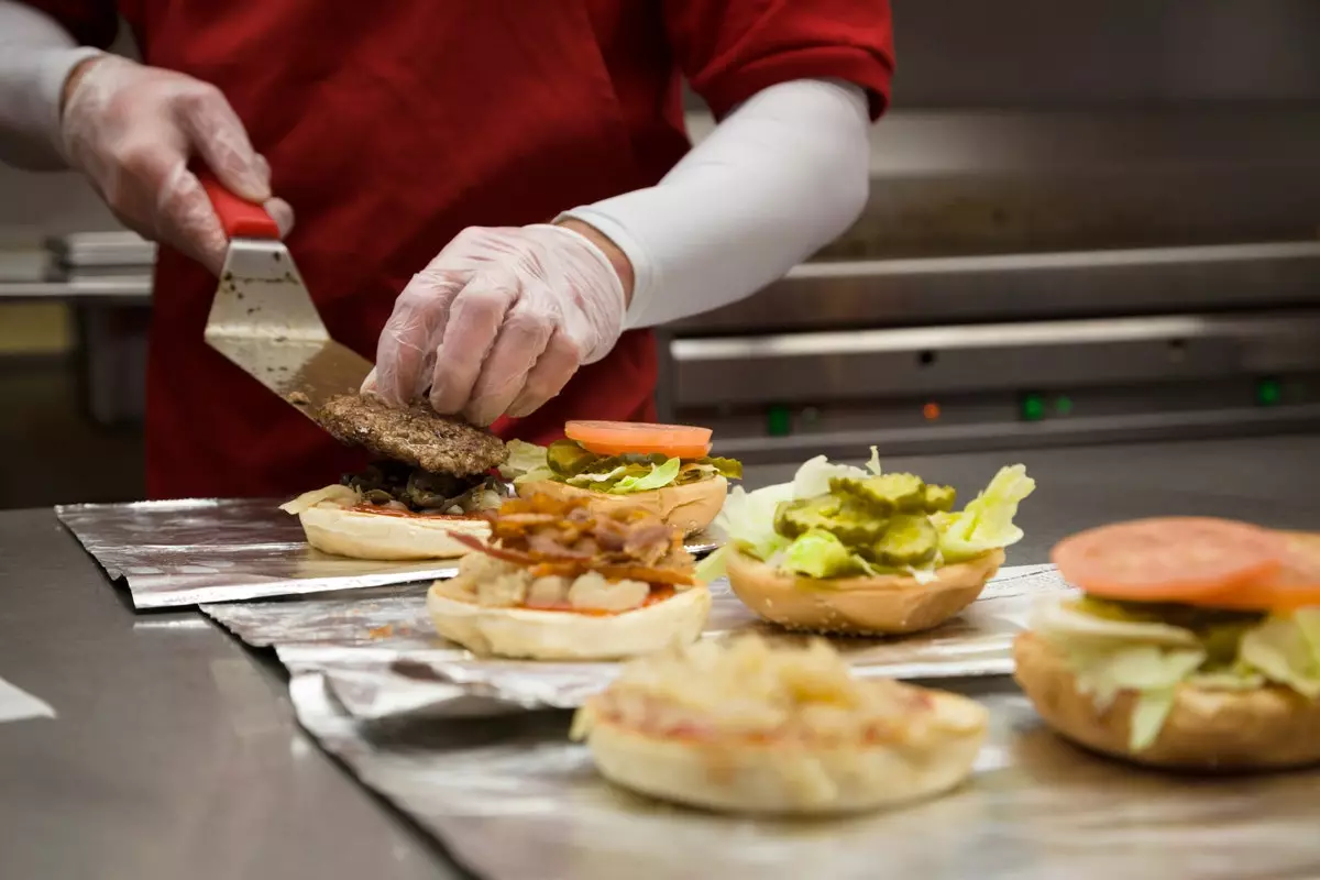 Cozinha aberta para ver como eles preparam seu hambúrguer