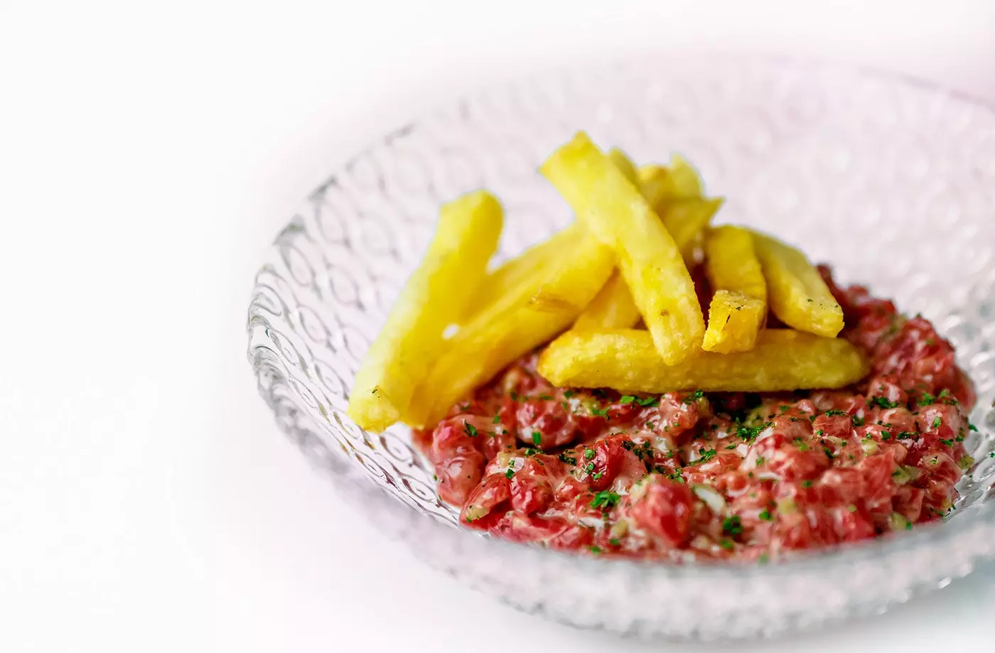 Messer geschnidde Steak Tartare mat Fleesch Fritten