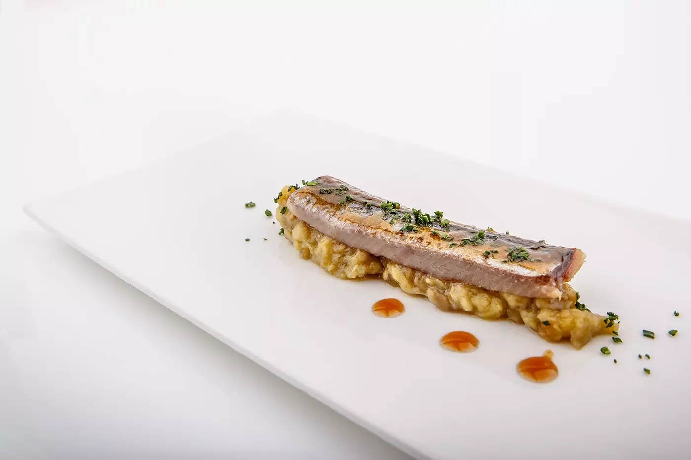 Flambierte Sardine mit gerösteten Auberginen und Oliven