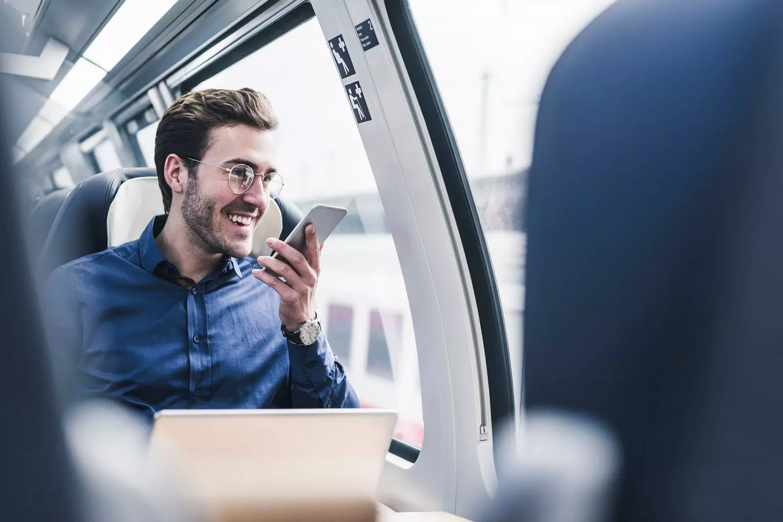 homem fazendo áudio no trem