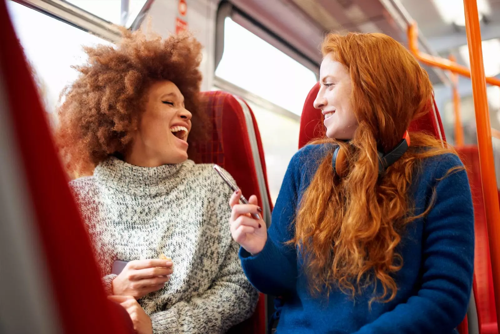 deux filles qui parlent dans un train