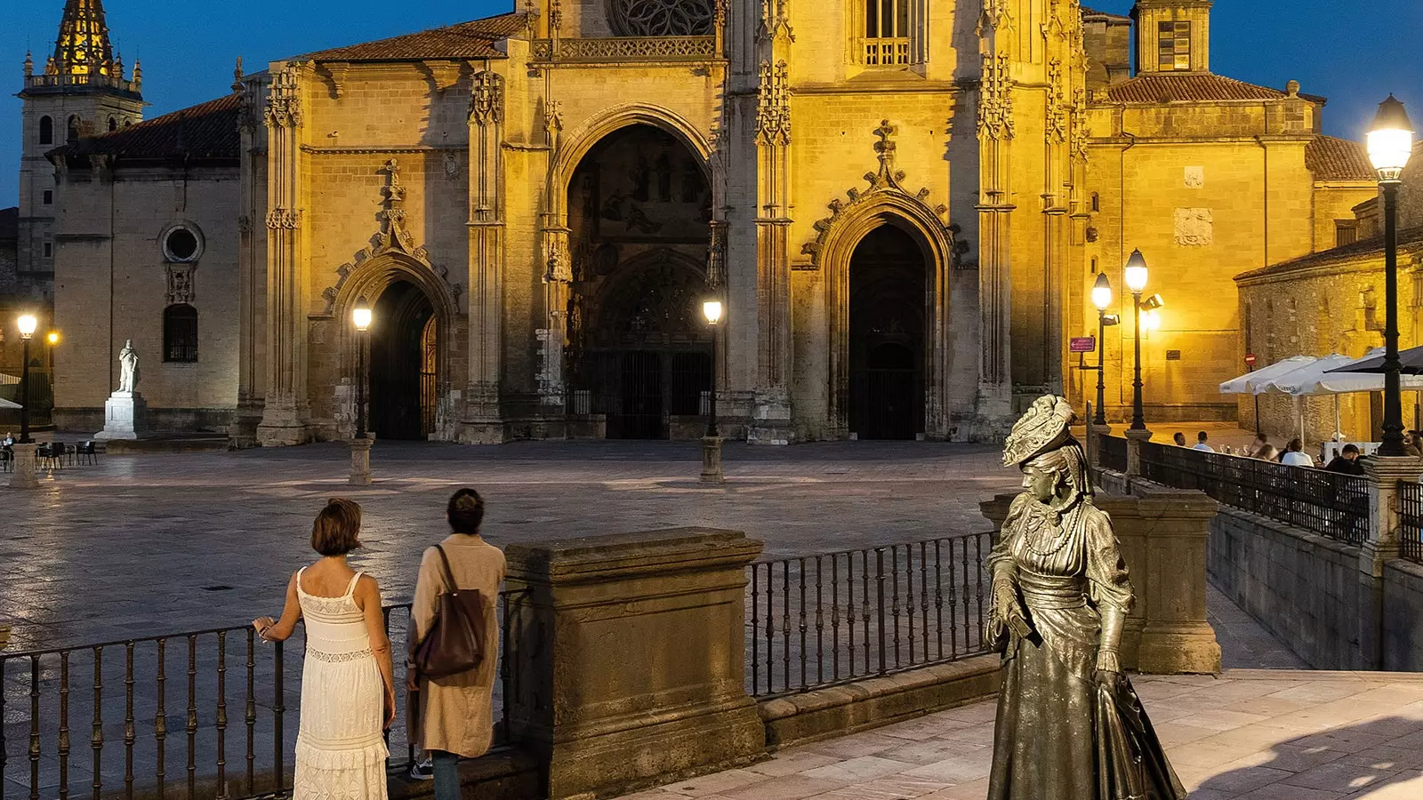 Alun-Alun Katedral Oviedo dengan La Regenta