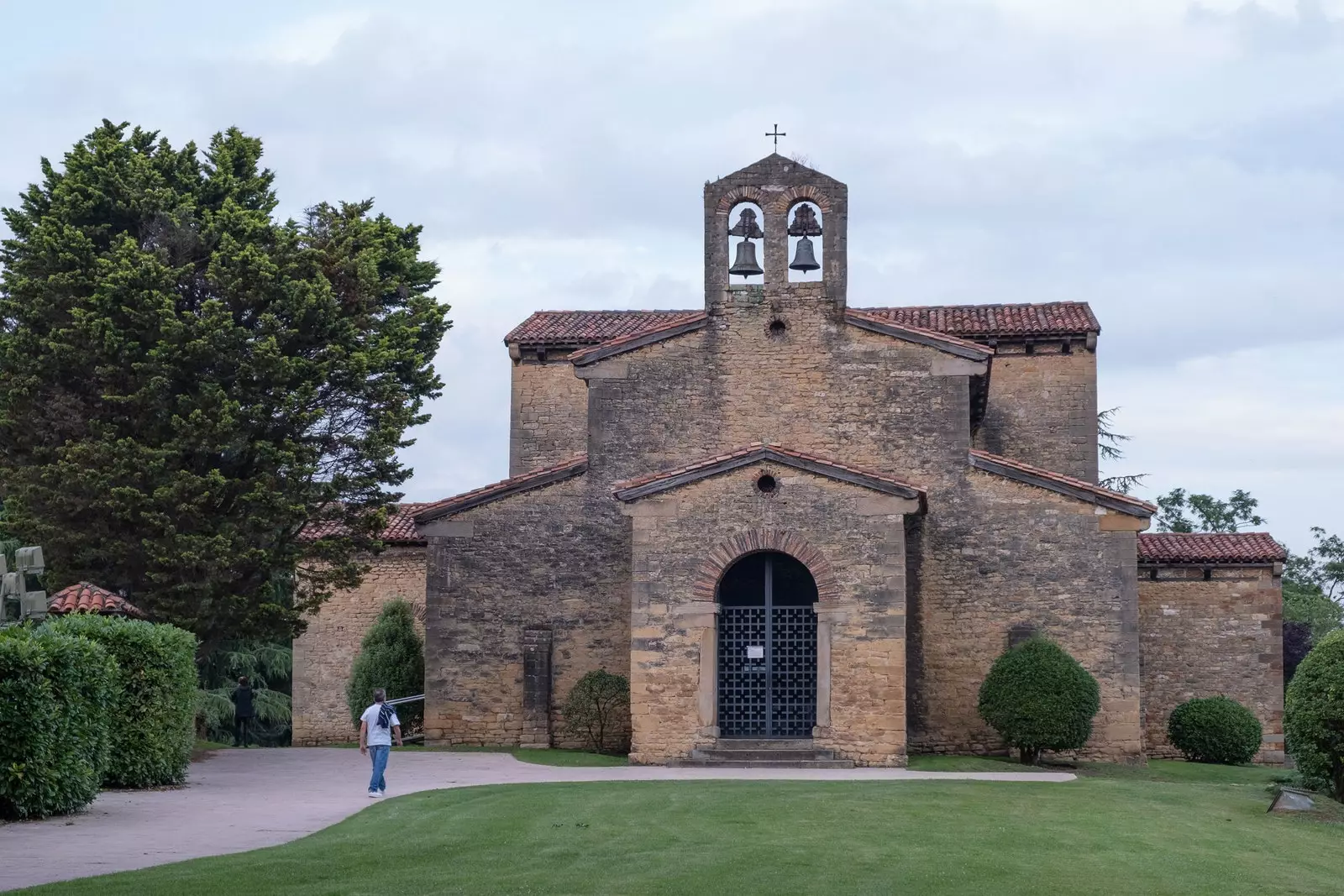 San Julian de los Prados kirke