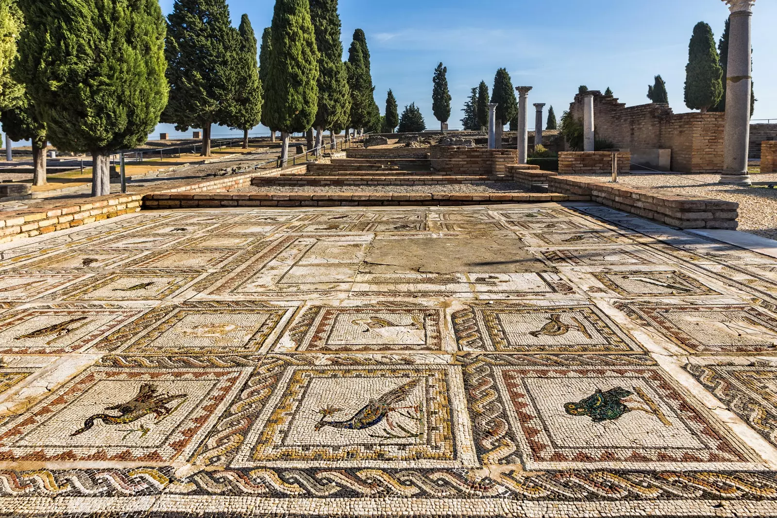 Zu Itlica si vill vun de Mosaiken, déi benotzt gi fir Biedem a Patioen ze dekoréieren, erëmfonnt.