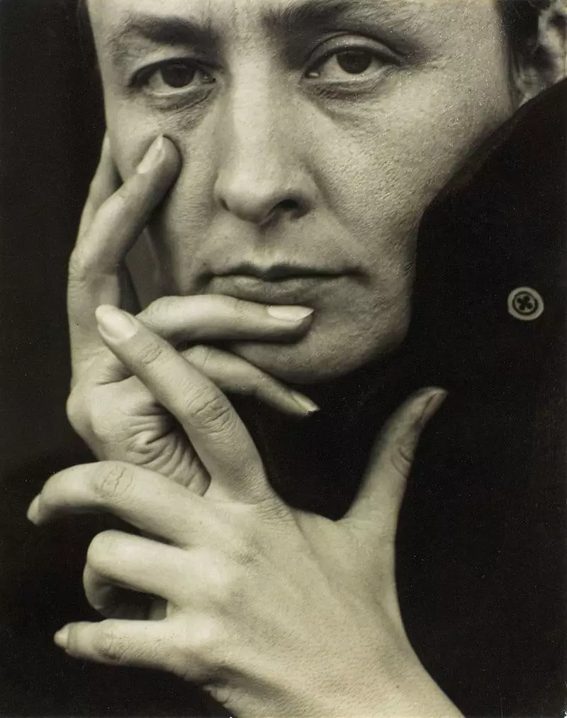 O'Keeffe fotograferad 1918 av Alfred Stieglitz