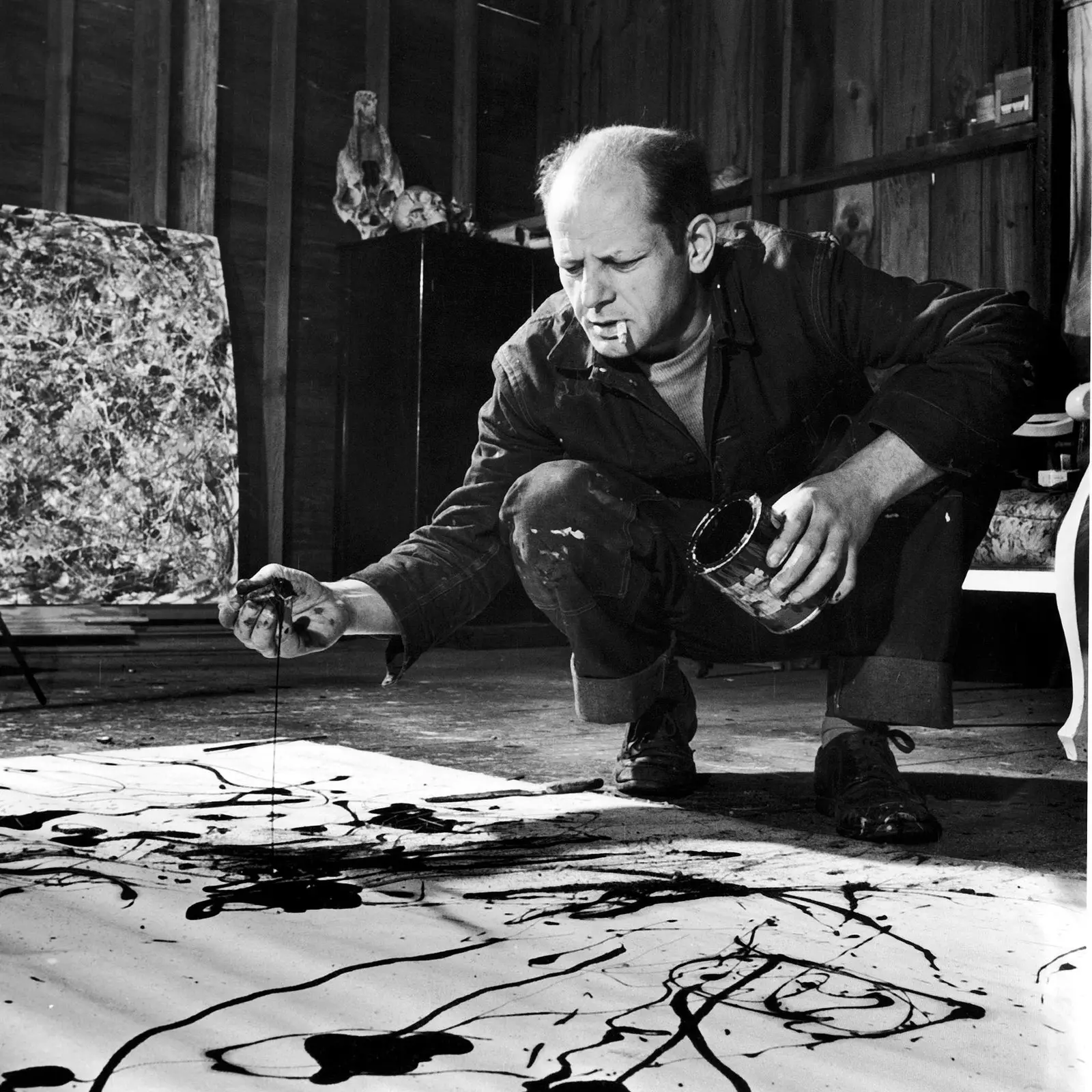 Jackson Pollock dando vita ad una delle sue creazioni