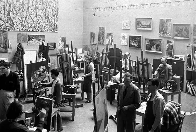 Mahasiswa seni yang bekerja di bawah “Mural di University of Iowa Painting Studio pada awal 1950-an.