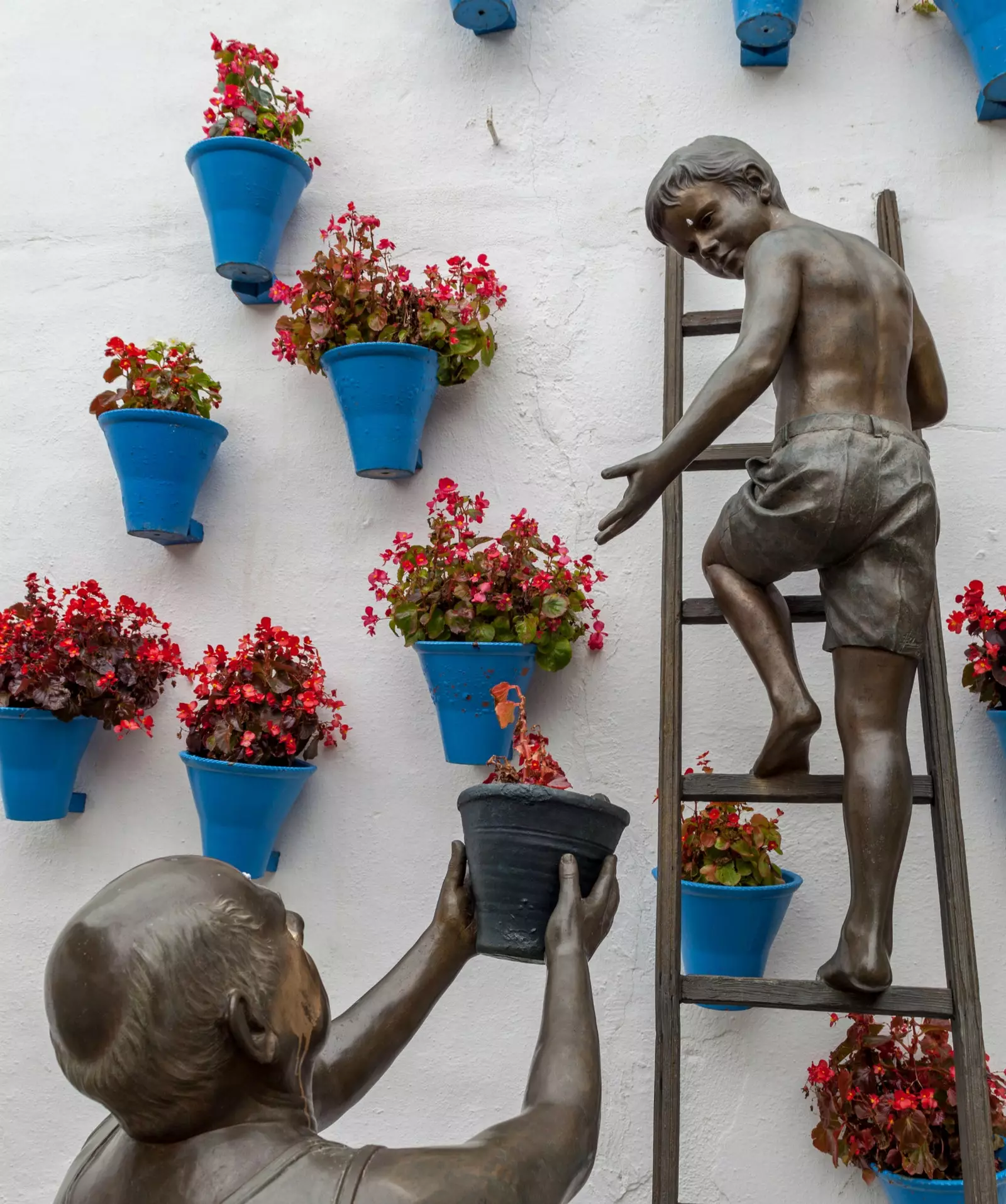 Oeuvre de rue du sculpteur cordobais Jos Manuel Belmonte en hommage au festival des Patios.