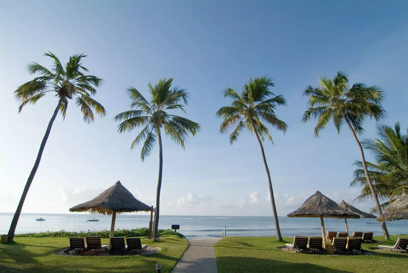 Kan det finnes et bedre sted i verden enn en brasiliansk strand å praktisere yoga?