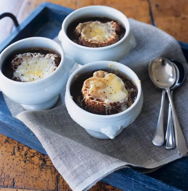 Fransk løksuppe er grateng med ost på toppen.