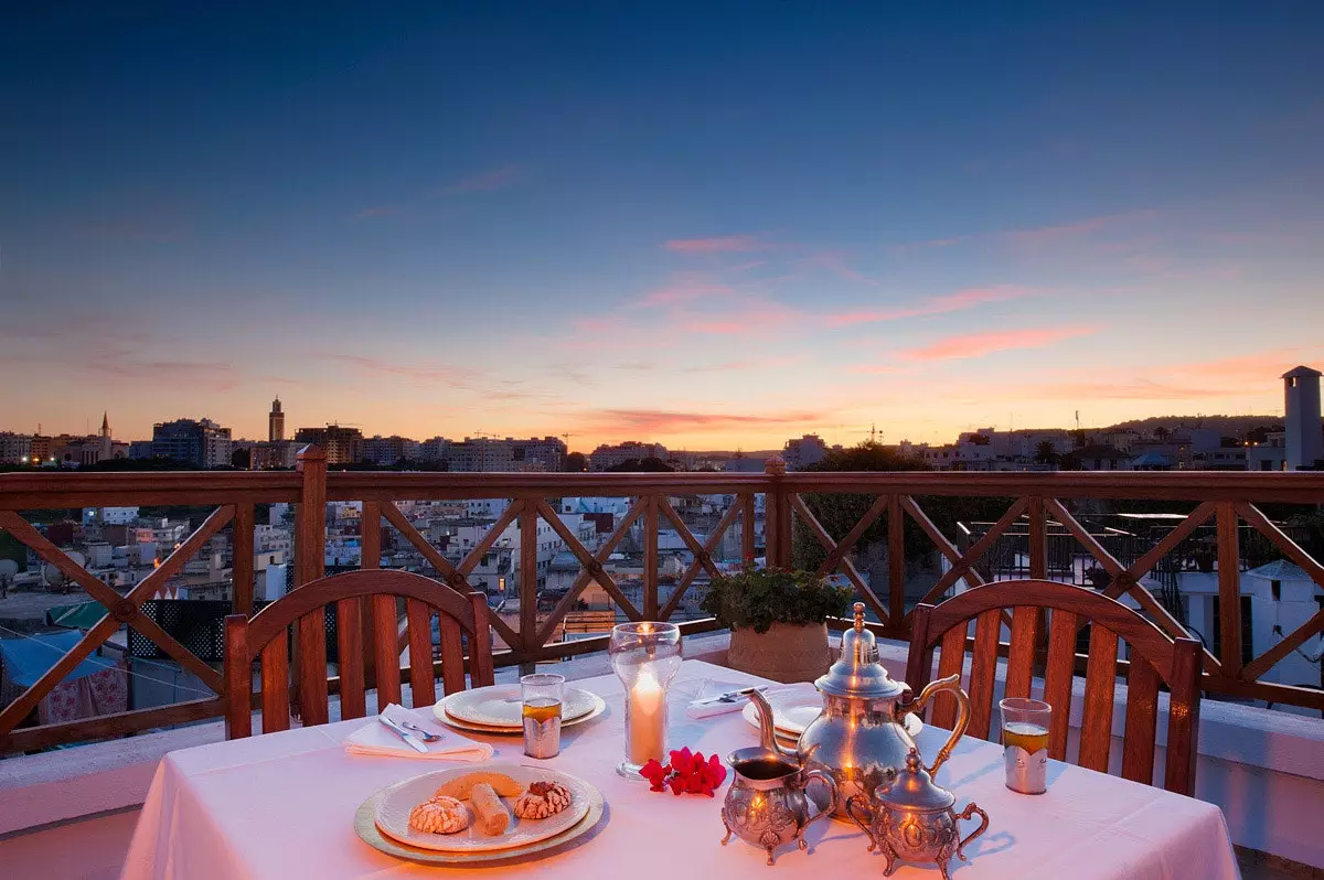 Tangier La Maison Blanche saat matahari terbenam