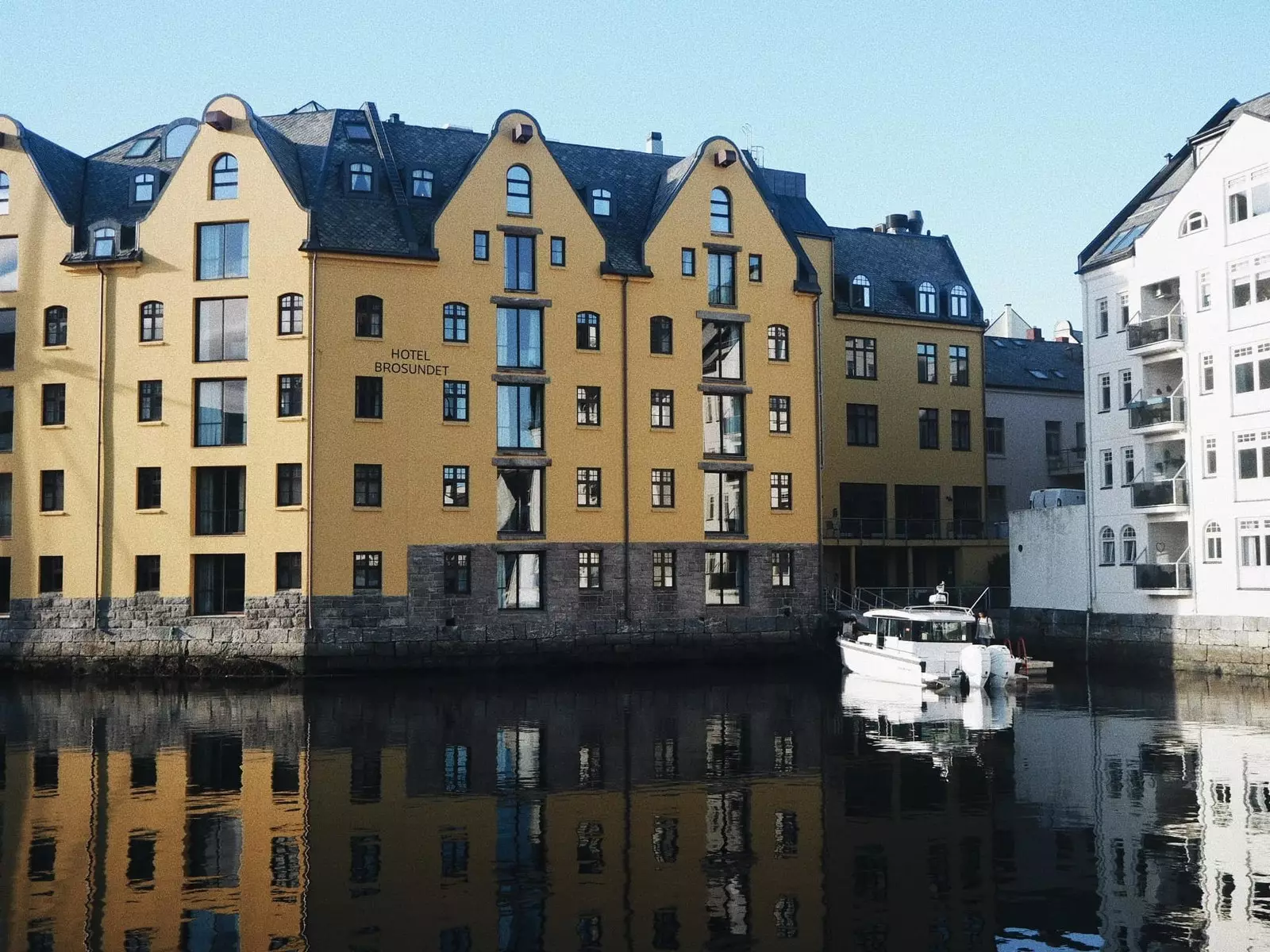 Samimi Brosundet oteli, Ålesund Norveç balıkçı köyünde deniz kıyısında yer almaktadır.