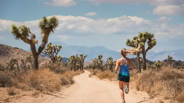 40 Marathonen a 7 Wüst lafen: d'Erausfuerderung vun engem Australier ze erënneren datt et e Mangel u Waasser ass