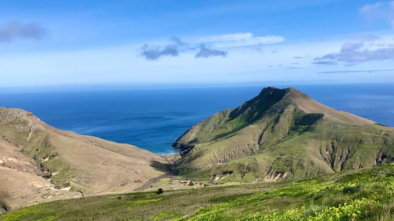 Rou, magesch Sand an türkisblo Waasser zu Porto Santo, déi aner Säit vu Madeira